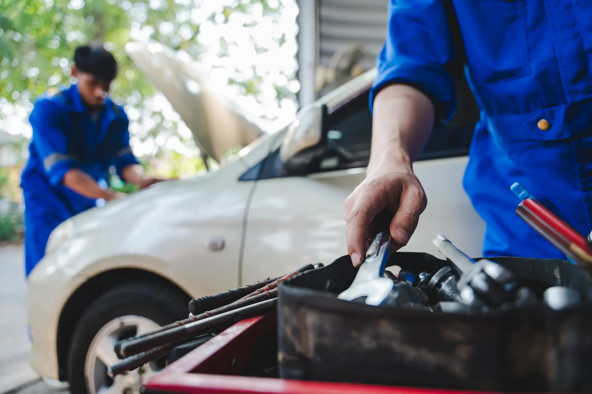 Professional mobile mechanic servicing a vehicle